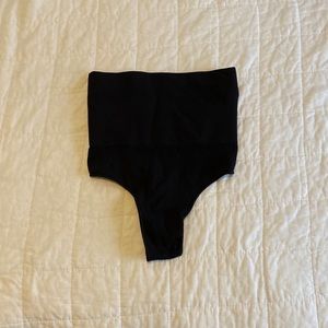 SKIMS Shapewear Sculpting Mid Waist Thong